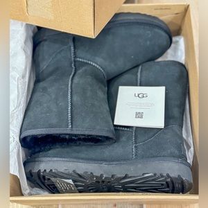 NWT Uggs Classic Black Womens Boot Short Ii Boot size 7